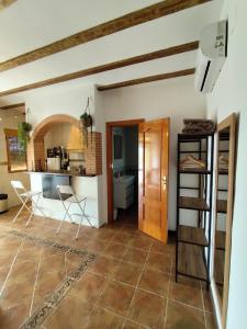 a kitchen and living room with a table and chairs at Casita La Cometa in Ruidera