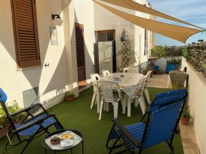a patio with a table and chairs on the grass at Al Manzil in Locogrande +21 photos