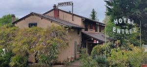 a hotel building with a sign on top of it at 24h sur24 in Foissac