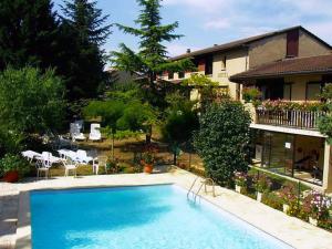 a large swimming pool in front of a house at 24h sur24 in Foissac