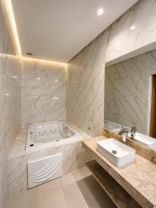 a bathroom with a tub and a sink at Lopo Palace in Porangatu