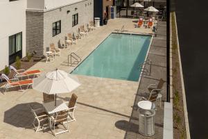 an overhead view of a swimming pool with chairs and an umbrella at Hampton Inn & Suites By Hilton Buckeye Phoenix in Buckeye