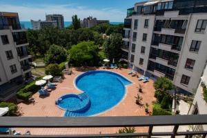 an overhead view of a swimming pool in the middle of two buildings at Apart Complex Amphora Palace in Golden Sands