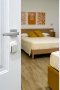 a room with a bed and a door with a door knob at La Dimora Imperiale in Rocca Imperiale