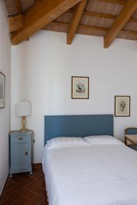 a bedroom with a bed and a table with a lamp at Agriturismo Poderino in Cinigiano