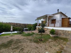 a villa with a garden in front of a house at Casita La Cometa in Ruidera