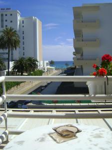 卡拉米洛的住宿－薩圖爾諾酒店，坐在阳台上桌子上的一副眼镜