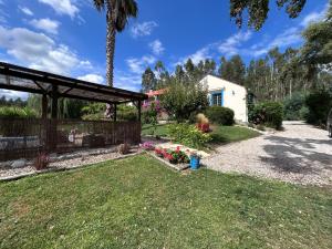 a backyard with a fence and a garden with flowers at Quinta Inge in Paio Mendes