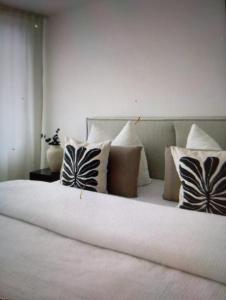 a large white bed with pillows on top of it at Paradise apartament in Prishtinë