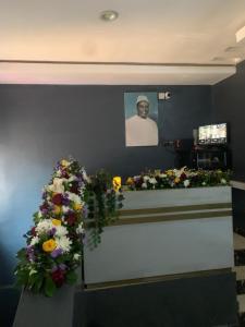 ein Blumenladen mit einer Theke voller Blumen in der Unterkunft Jad Hotel Dschang in Dschang