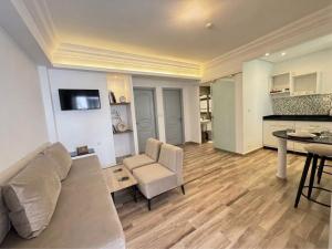 a living room with a couch and a table at Hamilton Suites & Appart in Casablanca