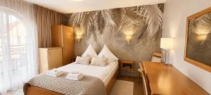 a hotel room with a bed and a desk at Dom Wypoczynkowy Oskar 250m od morza z sauną i jacuzzi in Jastrzębia Góra