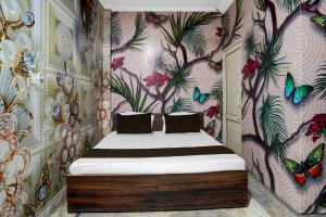 a bedroom with a bed with a floral wall at Hotel O Refinery Road Panipat Formerly Quinn in Pānīpat