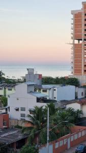 a view of the ocean from a city at Apartamento Confortável na Praia do Morro in Guarapari