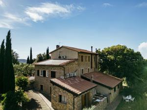 an external view of a large stone house at Agriturismo Poderino in Cinigiano