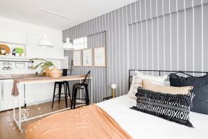 a bedroom with a bed and a kitchen with a counter at Top Rentals Palermo Chico in Buenos Aires