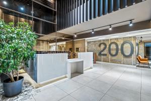 a lobby with a sign on the wall at Design Tech Comfort & Location in Santiago