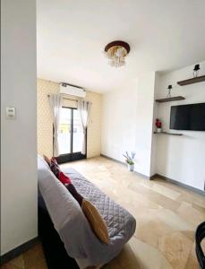 a room with a bed and a television in it at Departamento 2B 3 dormitorios, 2A 2 dormitorios in Manta