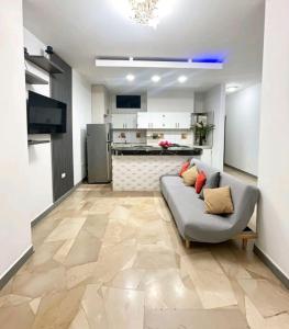 a living room with a couch and a kitchen at Departamento 2B 3 dormitorios, 2A 2 dormitorios in Manta +7 photos