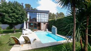 a house with a swimming pool in the yard at Loft Estilo Industrial in Ezeiza