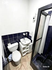 a bathroom with a toilet and a sink at Departamento 2B 3 dormitorios, 2A 2 dormitorios in Manta