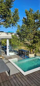 a swimming pool with a table and a picnic table at The Altitude Cabana 1373-Concrete in Mundo Novo