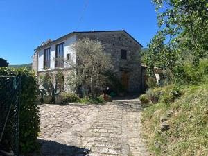 an external view of a house with a stone driveway at Il Convento di Roberta in Civitanova del Sannio
