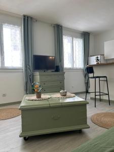 a living room with a tv and a coffee table at Le Simplet in Perpignan