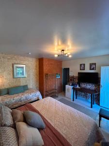 a large bedroom with a large bed and a table at Nonna Paulina in Timbó