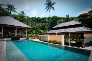 Der Swimmingpool an oder in der Nähe von Kebun Villas & Resort