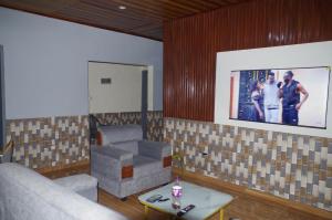 a living room with a couch and a table at Grand Studio à 200 m de la plage de Kribi Clim - Wi-Fi in Kribi