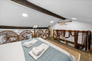 a room with a bed with towels on it at The Caravel Apúlia in Apúlia
