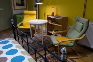 a room with chairs and a table and a stool at The Little Hatbox in Newburgh