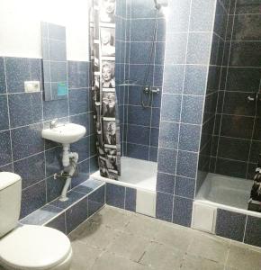 キーウにあるYourhostel Saperkaのバスルーム(トイレ、洗面台、シャワー付)