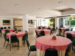 a banquet hall with red tables and chairs at HANNA Marina's Palace Hotel in Florianópolis