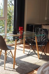a glass table and two chairs in a living room at Serenity Mezcala - Abitare in Isla de Mezcala