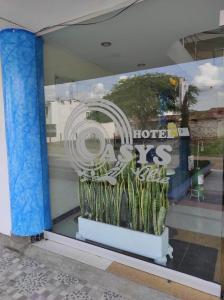 a store window with a sign that says rooms at Hotel Oasys Blue in Roldanillo