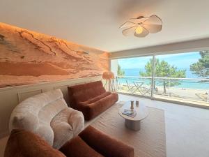 a living room with a couch and a table at Escale élégante à la mer Duplex neuf en front de mer in Bénodet