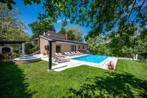 a backyard with a pool and a house at Villa Ferlini in Ferlini