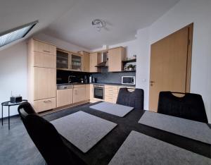 a kitchen with a table and chairs in a room at Ferienwohnung Alte Schule in Lonnerbecke