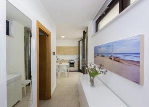 a kitchen and dining room with a view of the ocean at Giardino del carrubo in Marina di Ragusa