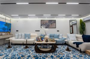 a living room with couches and a table at جناح اميري in Ash Shishah