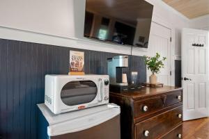 a microwave sitting on top of a counter in a kitchen at Historic Riverview Inn One in Chattanooga