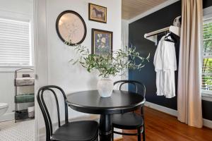 a black table with chairs and a vase with a plant at Historic Riverview Inn One in Chattanooga +20 photos