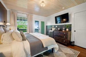 a bedroom with a bed and a television in it at Historic Riverview Inn One in Chattanooga