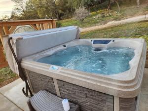 a jacuzziificialificialificialificialificialificialificialificialificialificialificial at The Couple's Cabin in Wynola 2 NIGHT MINIMUM in Julian +59 photos