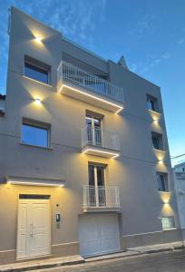 ein weißes Gebäude mit Lichtern an der Seite in der Unterkunft Pasitea in Terrasini
