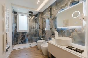ein Badezimmer mit Toilette, Waschbecken und Dusche in der Unterkunft Pasitea in Terrasini + 17 Fotos