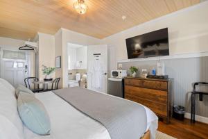 a bedroom with a large bed and a kitchen at Historic Riverview Inn Two in Chattanooga