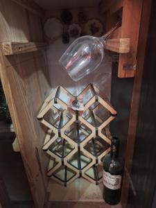 ein Tisch mit einer Flasche Wein und einem Glas in der Unterkunft LÜr4 in Río Cuarto